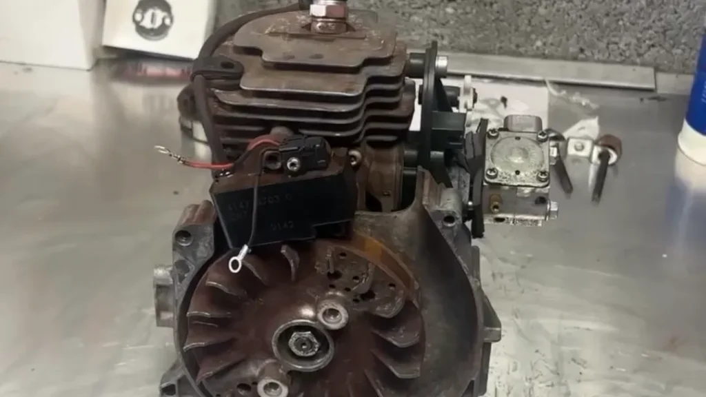 Moteur thermique démonté sur l'établi